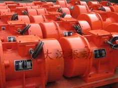 YZS振動(dòng)電機(jī)：加裝防護(hù)外殼，密封性強(qiáng)不易損壞。