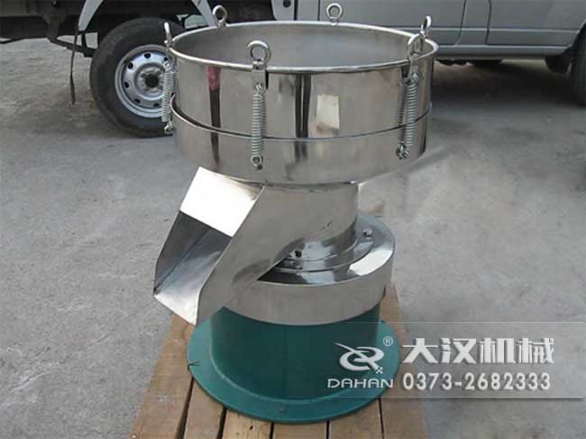 涂料振動(dòng)篩由：框體，振動(dòng)斗，出料口，振動(dòng)電機(jī)底座等部件組成