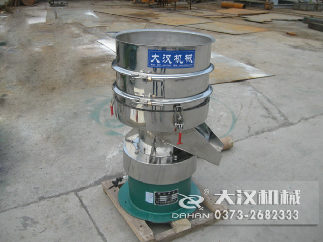 涂料過濾振動(dòng)篩：利用振動(dòng)電機(jī)的振動(dòng)力帶動(dòng)物料在篩網(wǎng)上進(jìn)行篩分，從而利用篩網(wǎng)孔徑的大小不同，完成涂料的分級(jí)，除雜等篩分目的。