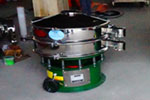 800型單層三次元振動篩，產(chǎn)量可達800kg/h。