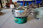 1200型三次元振動篩，產(chǎn)量可達2100kg/h。